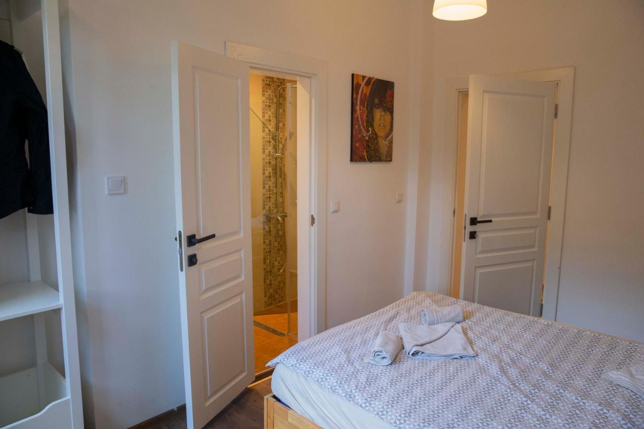 Central Sofia 3-Bedroom Apartment - Urban Art Gallery - Free Parking! المظهر الخارجي الصورة