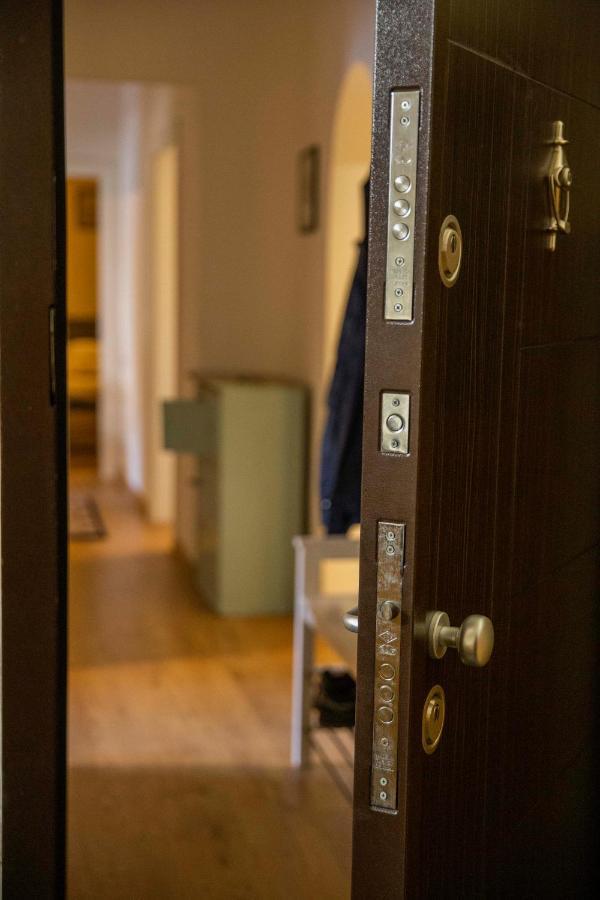 Central Sofia 3-Bedroom Apartment - Urban Art Gallery - Free Parking! المظهر الخارجي الصورة