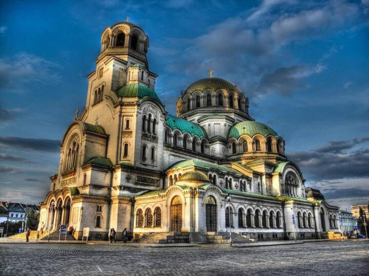 Central Sofia 3-Bedroom Apartment - Urban Art Gallery - Free Parking! المظهر الخارجي الصورة